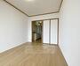 居室・リビング　東向きバルコニーの朝明るいお部屋です。建物１階に駐輪場...