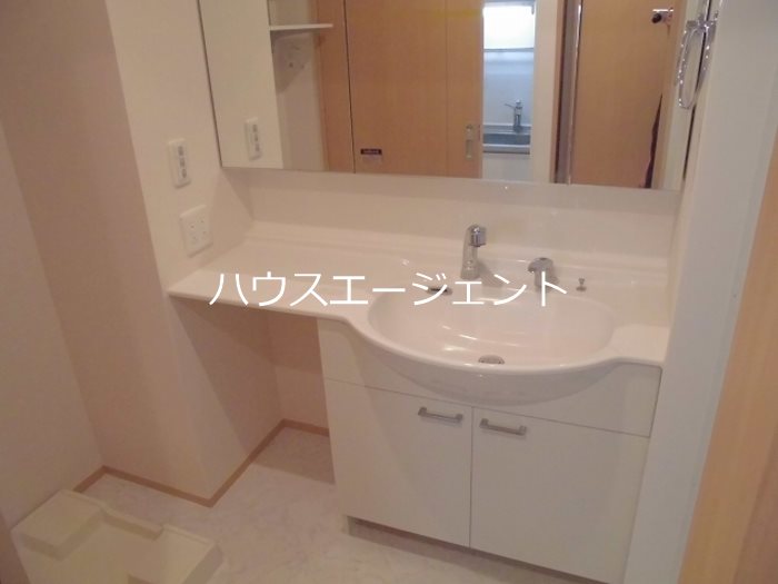 洗面設備　独立洗面台付きで便利です。※写真は別号室。