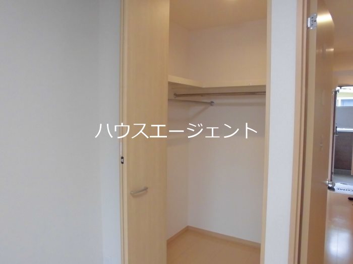 収納　ウォークインクローゼット付き、たっぷりしまえますね。※写真は