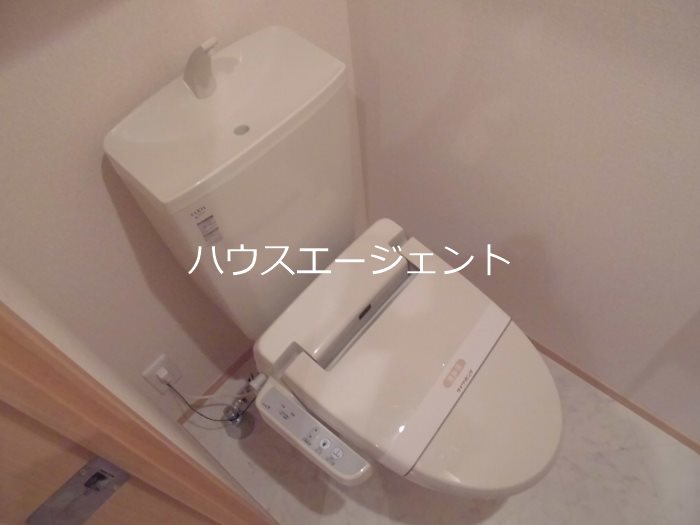 トイレ　ウォシュレット付きトイレ。※写真は別号室。