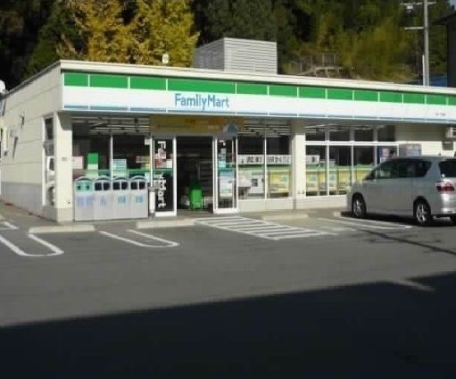 コンビニ　ファミリーマート（コンビニ）まで550m