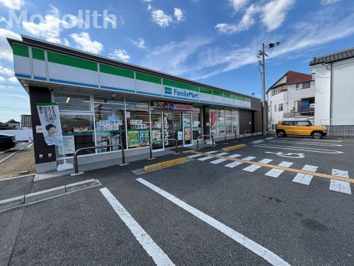 コンビニ　ファミリーマート 小浦忠岡北店（コンビニ）まで704m