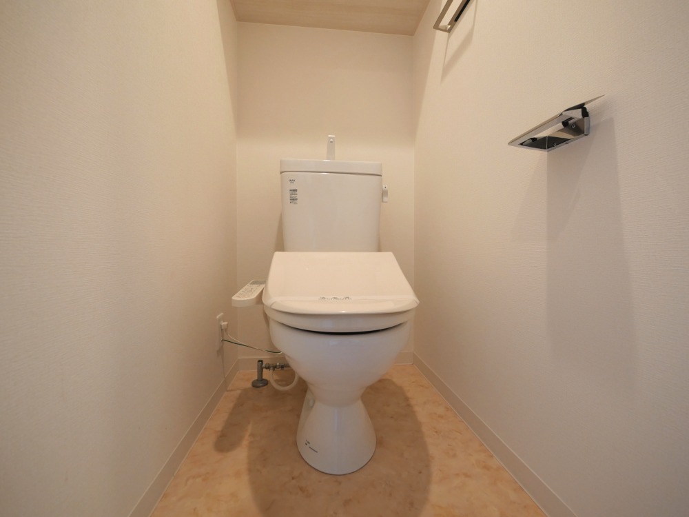 トイレ　落ち着いた色調のトイレです