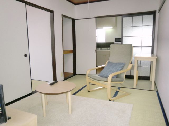 居室・リビング　衣類と寝具があればすぐに入居可能です。