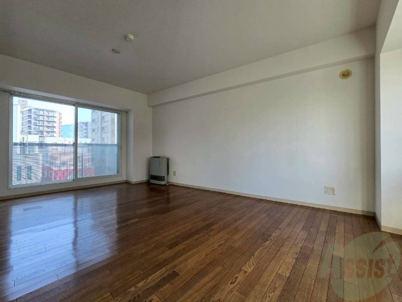 居室・リビング　木目のフローリングは落ち着きのある印象のお部屋になりますね。