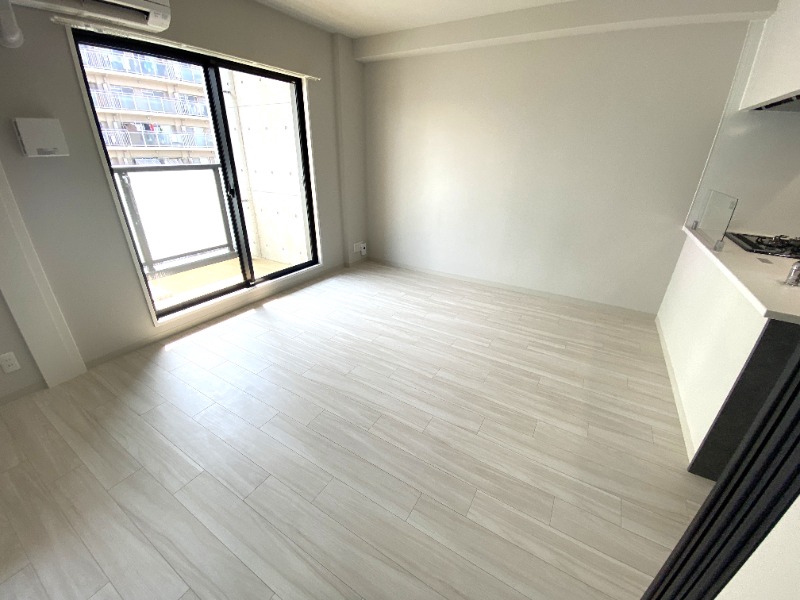 居室・リビング　白を基調にした明るいお部屋です。