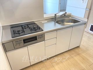 キッチン　３口ガスコンロ・グリル付きシステムキッチン