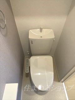 トイレ　シャワートイレ・収納棚あり