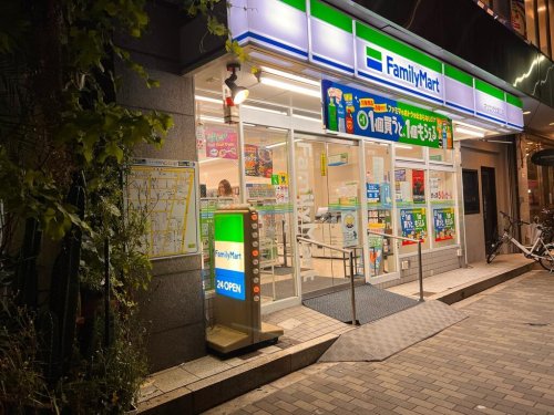コンビニ　ファミリーマート マツエダ北堀江店（コンビニ）まで223m