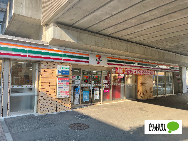 コンビニ　セブンイレブン横浜センター北駅店（コンビニ）まで158m