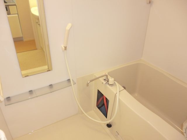 バス・シャワールーム　１階のお部屋の室内写真です。
