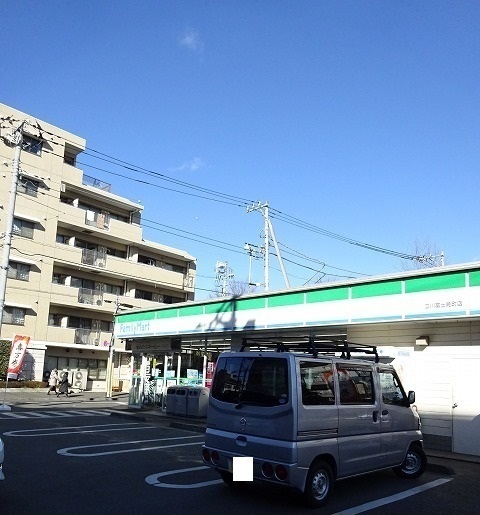 コンビニ　ファミリーマート（コンビニ）まで120m