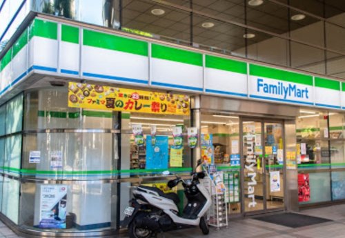 コンビニ　ファミリーマート 芝二丁目店（コンビニ）まで108m