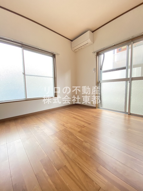 居室・リビング　２面採光なので、明るく風通しのよい過ごしやすいお部屋です♪