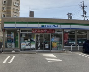コンビニ　ファミリーマート 千種汁谷店（コンビニ）まで18m