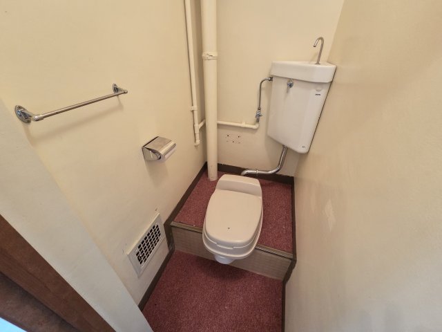 トイレ　簡易洋式便座付きのトイレです♪
