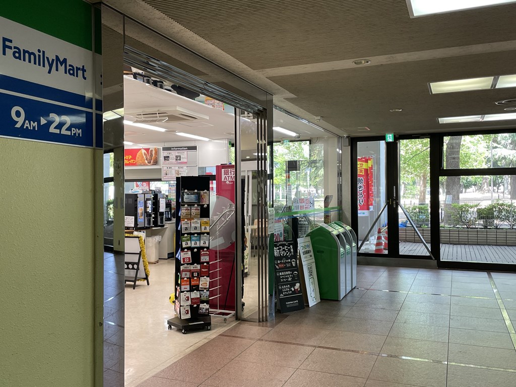 コンビニ　ファミリーマート新宿スポーツセンター店（コンビニ）まで707m