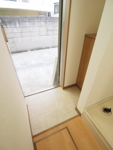 玄関　同物件別部屋の参考写真
