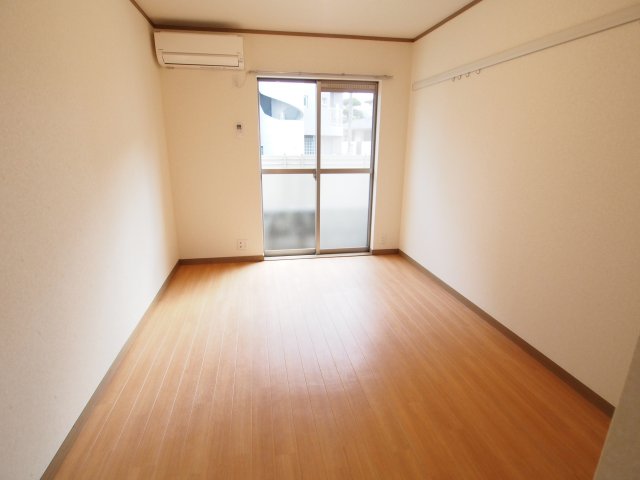 居室・リビング　同物件別部屋の参考写真
