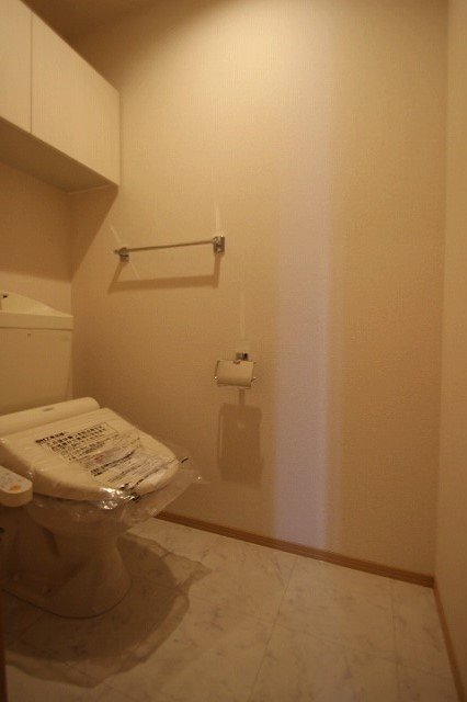 トイレ　同物件別号室の写真です。