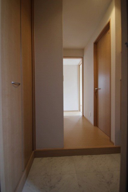 玄関　同物件別号室の写真です。