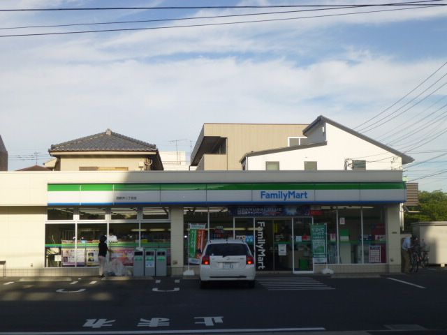 コンビニ　ファミリーマート西新井二丁目店（コンビニ）まで135m