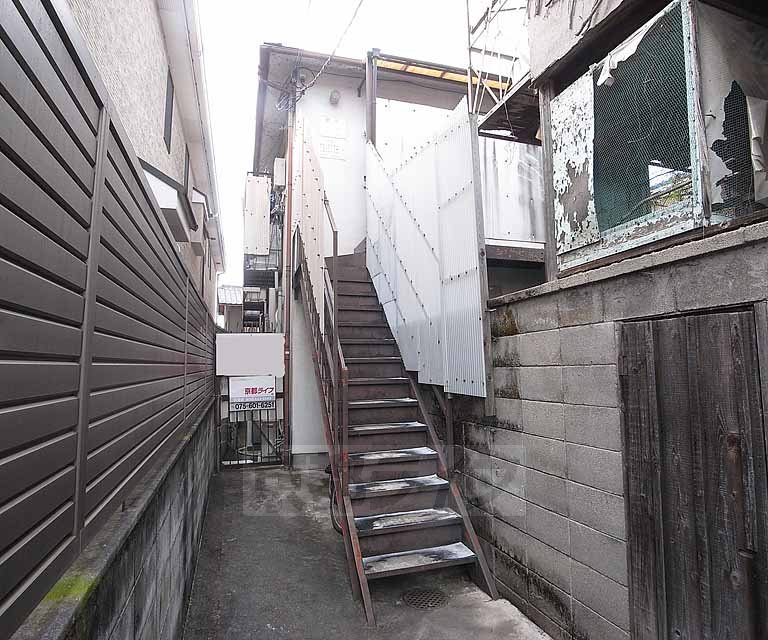 建物外観　路地の中に建物がございます。