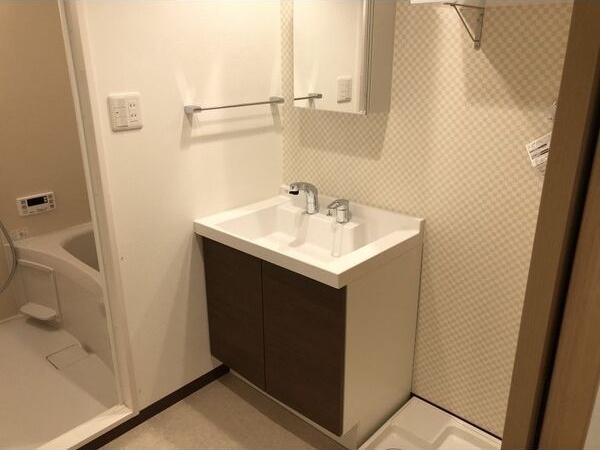 洗面設備　※写真は同じマンションの違う部屋のものになります。