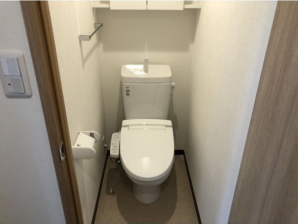 トイレ　※写真は同じマンションの違う部屋のものになります。
