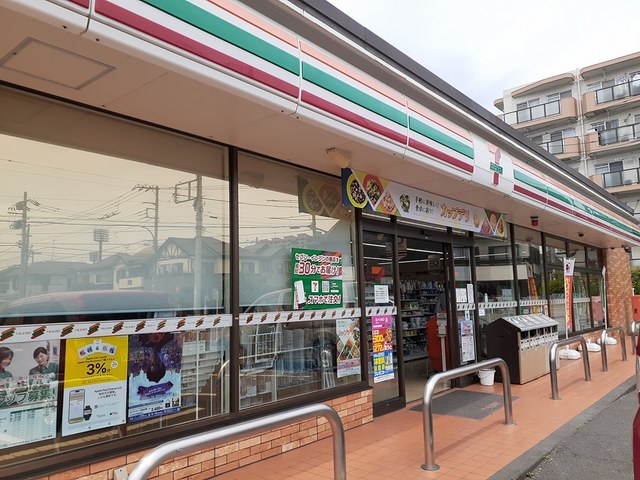 コンビニ　セブンイレブン（コンビニ）まで1054m