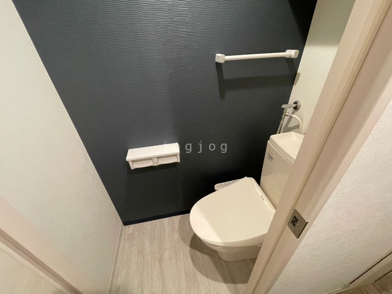 トイレ　嬉しい温水洗浄便座付きのトイレです。