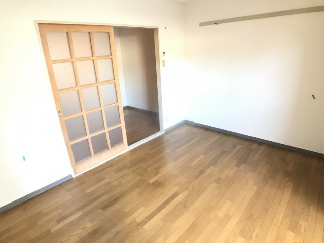 居室・リビング　※別号室の写真です。