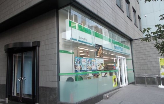 コンビニ　ファミリーマート三田一丁目店（コンビニ）まで403m