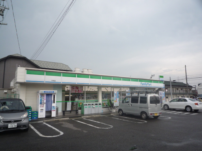 コンビニ　ファミリーマート（コンビニ）まで760m