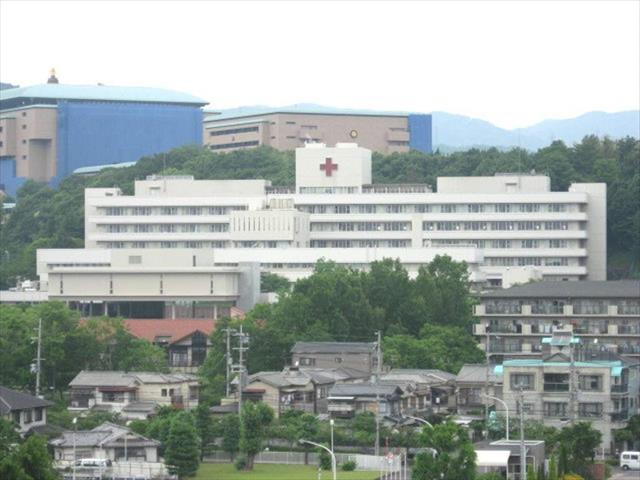 病院　高槻赤十字病院（病院）まで869m
