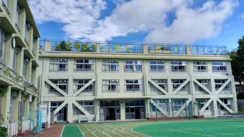 小学校　渋谷区立猿楽小学校（小学校）まで318m
