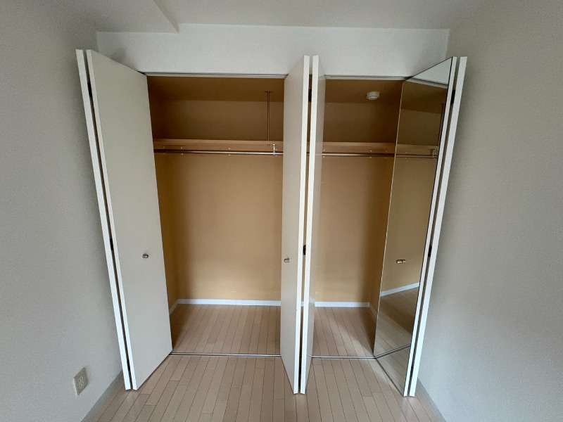 収納　こちらの収納にはハンガーをかけて服もしまえますね。