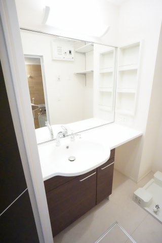 洗面設備　※同物件、同タイプ、間取り反転のお部屋です※角部屋の為二面採
