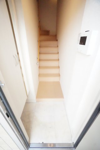 玄関　※同物件、同タイプ、間取り反転のお部屋です※角部屋の為二面採