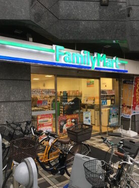 コンビニ　ファミリーマート早稲田駅前店（コンビニ）まで274m