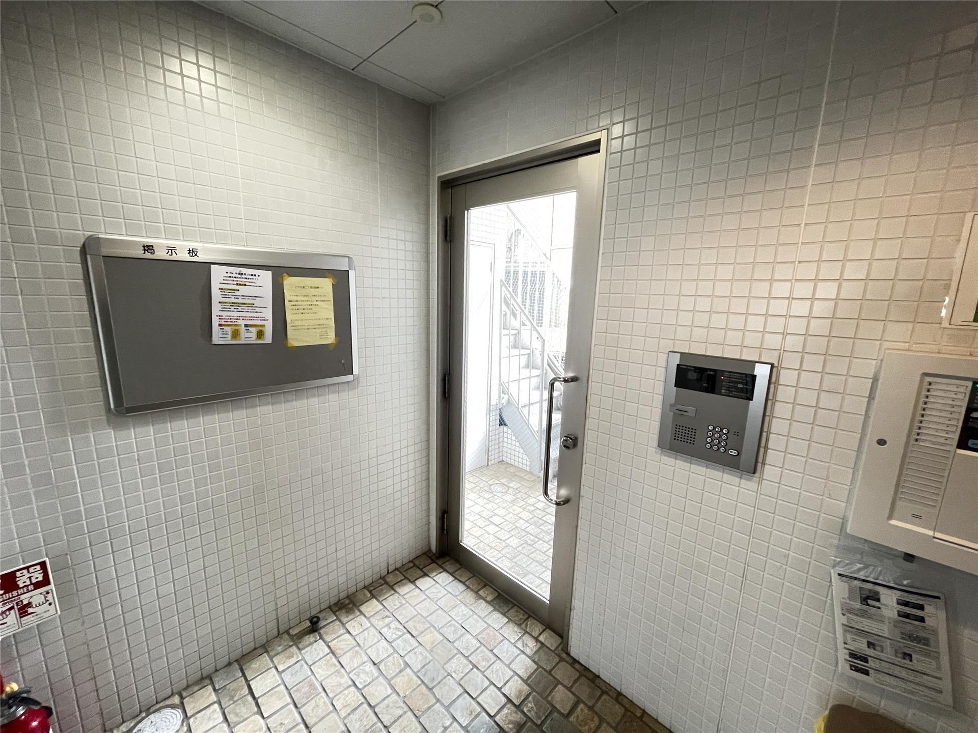 エントランス　オートロック完備で防犯面も安心♪