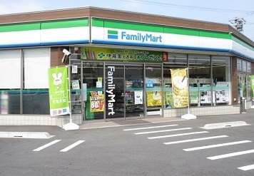コンビニ　ファミリーマート松阪駅部田店（コンビニ）まで750m