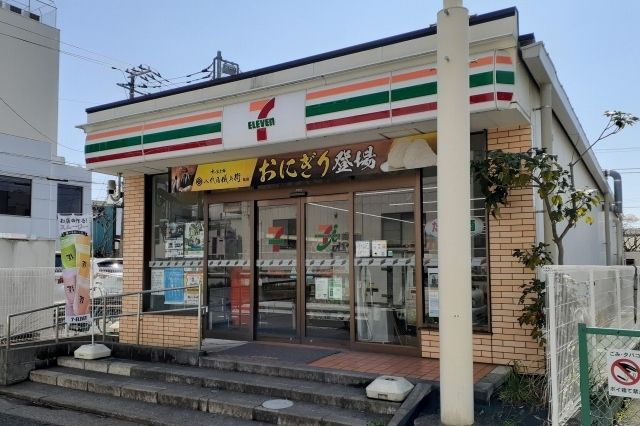 コンビニ　セブンイレブン（コンビニ）まで400m