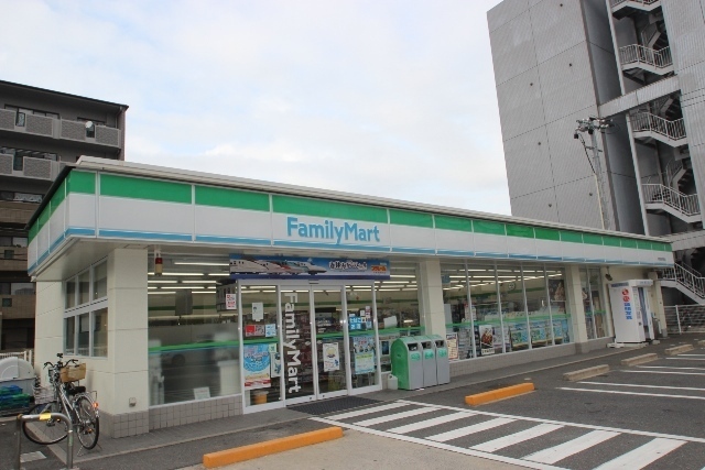 コンビニ　ファミリーマート（コンビニ）まで113m