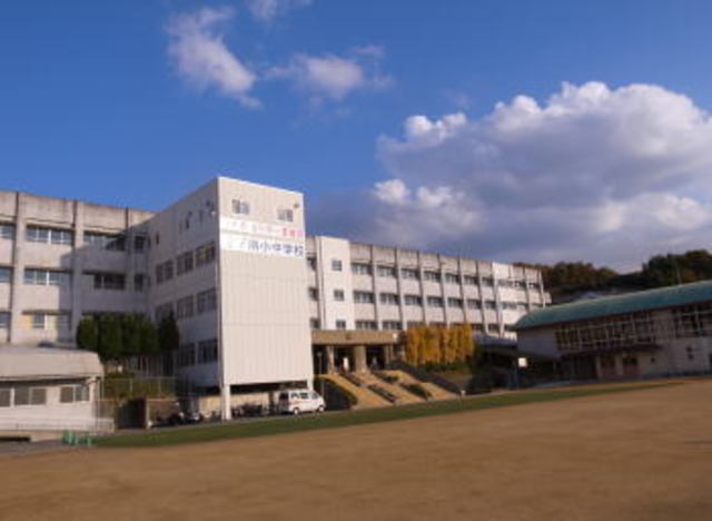 小学校　柏原市立堅下南小学校（小学校）まで864m