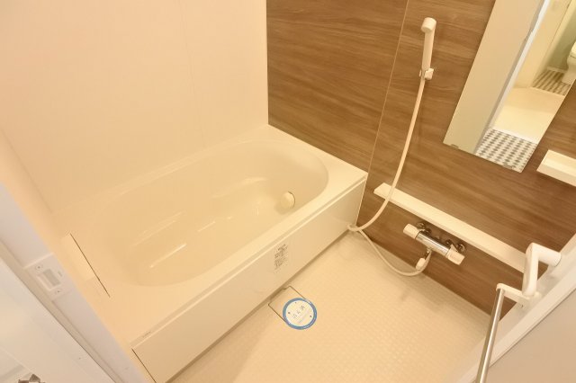 バス・シャワールーム　お風呂はとても大きくてとってもくつろぐことが出来そうです。