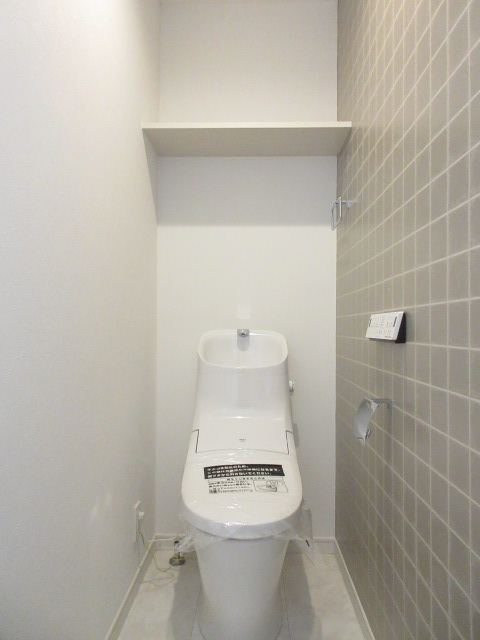 トイレ　落ち着いた色調のトイレです