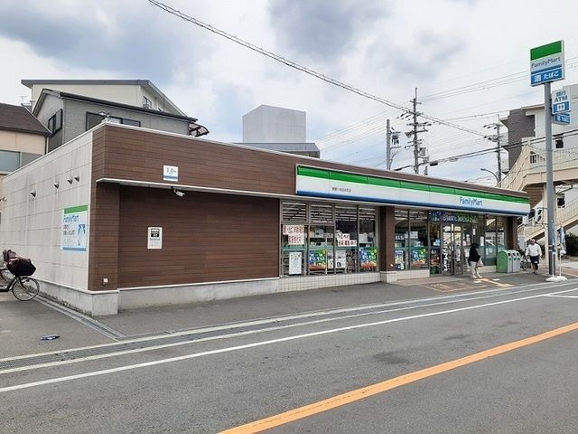 コンビニ　ファミリーマート様（コンビニ）まで650m