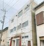 建物外観　メイン通りより少し入った、静かで住外れた住みやすい立地です。