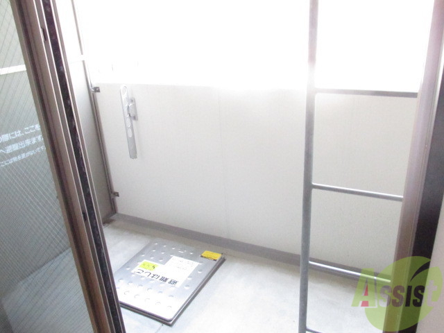 バルコニー　東向きのベランダでお洗濯もよく乾きますジメジメとさようなら～